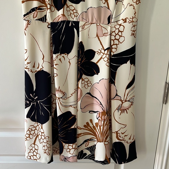 Beautiful Ann Taylor petite dress. Worn once, like new condition. - Picture 9 of 9